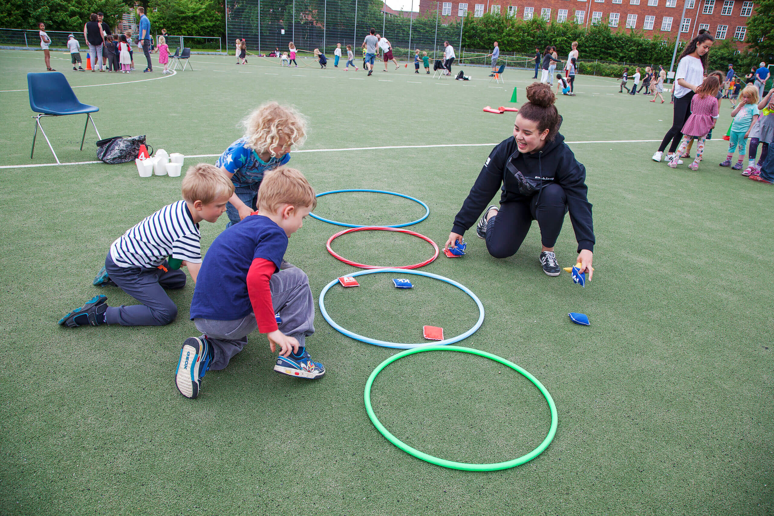 Børn leger udenfor Ellebjerg Skole